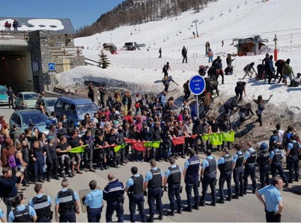 Il fitto schieramento della polizia francese che impedisce l'accesso ai migranti