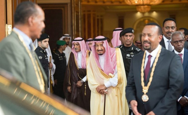 Il presidente eritreo, Isaias Aferwerki, a sinistra, con il primo ministro etiopico, Abiy Ahmed, a destra e il re saudita Salman al centro