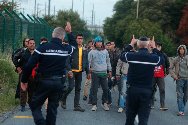 Il perentorio e inequivocabile invito della gendarmeria francese rivolto ai migranti che intendono passare il confine