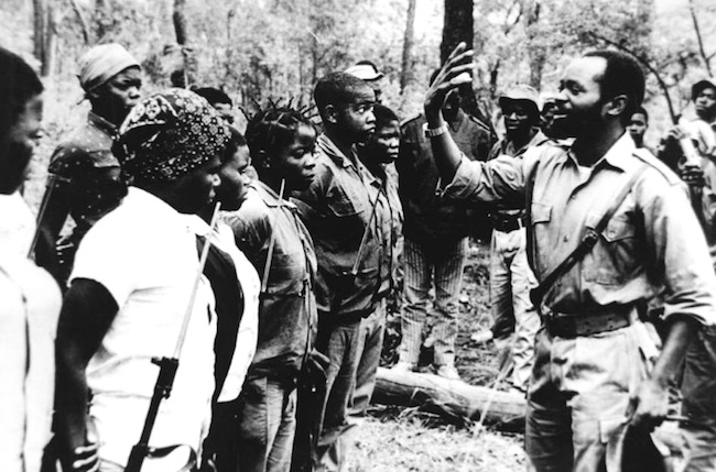 A destra, Samora Moises Machel, durante la lotta di liberazione