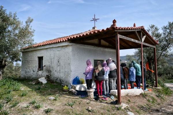 Una baracca fatiscente, una croce e un po' di adepti creduloni. Così nasce una chiesa evangelica in Africa