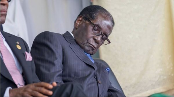 Mugabe gravemente ammalato è ricoverato a Singapore e non cammina più
