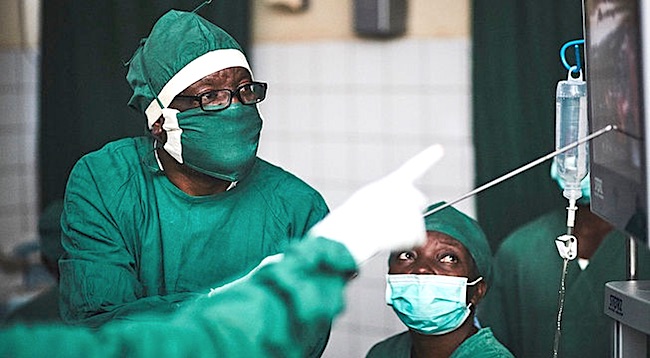 ll dr. Denis Mukwege in sala operatoria