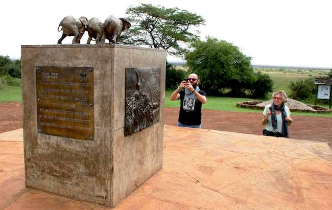 Turisti fotografano, nel Nairobi National Park, la stele dedicata agli elefanti (foto © Sandro Pintus)