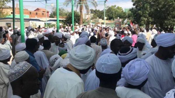 Sudan: popolazione scatenata contro al-Bashir che cerca aiuti all’estero