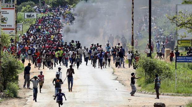 L’aumento del prezzo della benzina scatena le proteste di piazza nello Zimbabwe