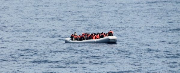 Barcone con 100 persone al largo della Libia: salvate saranno riportate all’inferno