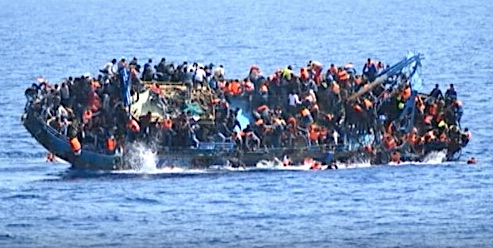 Barcone di migranti si capovolge nel Mediterraneo (Courtesy Euronews)