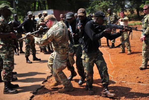 Violazioni dei diritti umani in Camerun: il Pentagono taglia gli aiuti militari