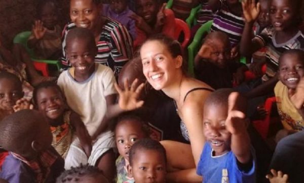 Silvia Romano con i bambini in Kenya