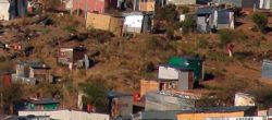 Baracche di lamiera alla periferia di Windhoek, Namibia