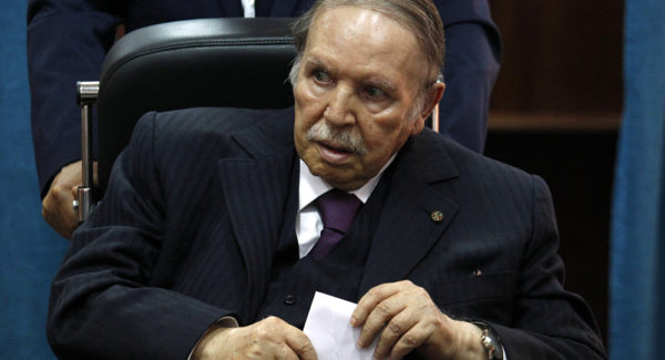 La primavera algerina: cacciato dalla piazza Bouteflika se ne va