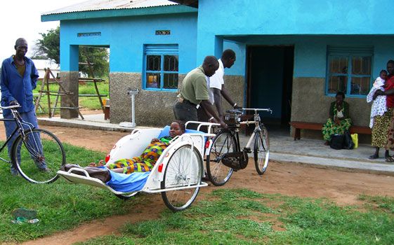 Biciclette ambulanza in Uganda: ricoveri più veloci per donne, vecchi e bambini