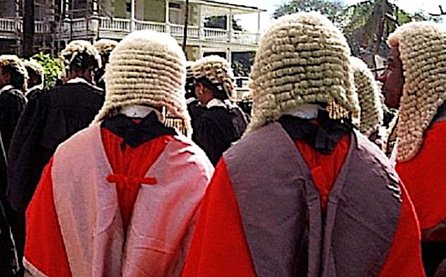 Le parrucche indossate dai magistrati in Zimbabwe