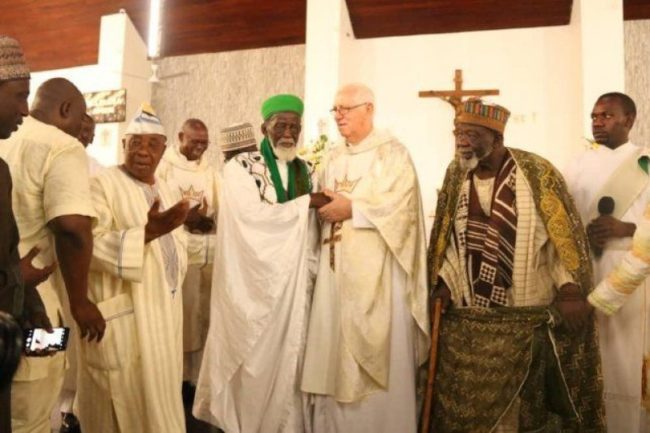 “Dio vuole la pace”: in Ghana centenario Imam va alla messa in chiesa cattolica