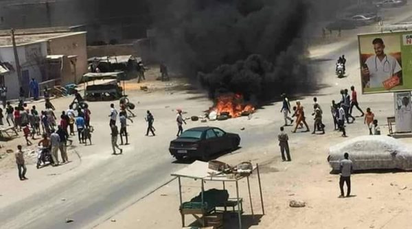 I dimostranti bruciano un'auto nel centro di Nouackchot