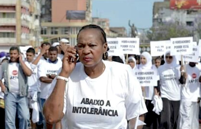 Maria Alice Mabota durante una manifestazione contro l'intolleranza