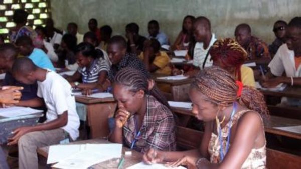 Guinea: un’ora dopo il parto studentessa torna al liceo per sostenere l’esame di Stato