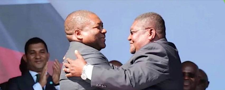 A sin. l'attuale presidente del Mozambico, Filipe Nyusi e a destra, Ossufo Momade del RENAMO, dopo la firma degli accordi di pace
