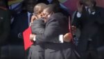 L’abbraccio tra il presidente mozambicano Filipe Nyusi (FRELIMO) a sin. e Ossufo Momade (RENAMO) dopo la firma per l’accordo di pace