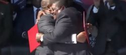 L'abbraccio tra il presidente mozambicano Filipe Nyusi (FRELIMO) a sin. e Ossufo Momade (RENAMO) dopo la firma per l'accordo di pace