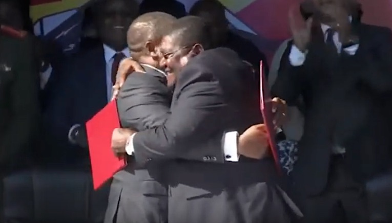 L'abbraccio tra il presidente mozambicano Filipe Nyusi (FRELIMO) a sin. e Ossufo Momade (RENAMO) dopo la firma per l'accordo di pace