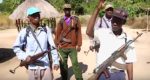 A destra: Mariano Nhungue Chissinga con alcuni miliziani RENAMO. Ha minacciato di morte il leader del suo partito se non si dimette (Courtesy Miramar)