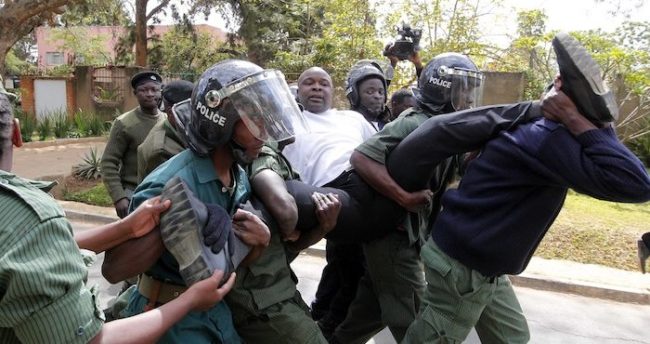 In Tanzania e in Zambia regimi autocratici stanno rimpiazzando la democrazia