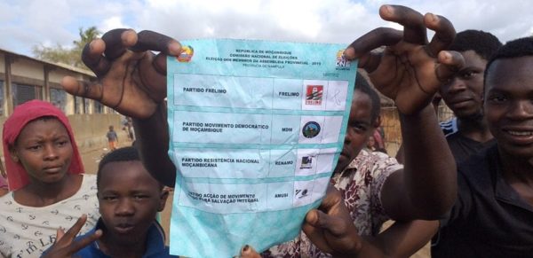 Mozambico, un votante mostra la scheda elettorale (Courtesy Sala da Paz)