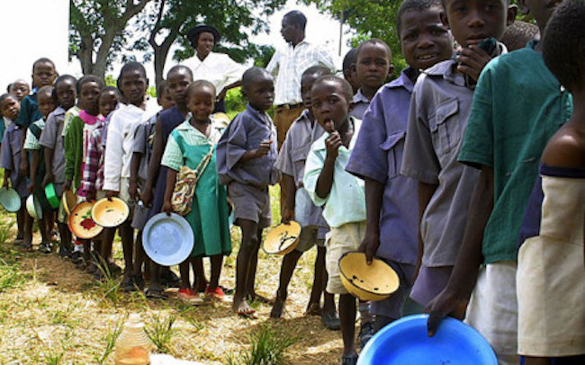 Bambini in coda per mangiare. Inflazione in Zimbabwe sta causando una crisi alimentare