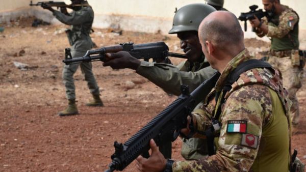 Militari italiani in Niger, aiuto umanitario sì ma anche training antisommossa