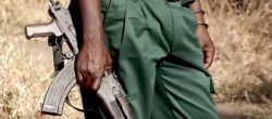 Mitra AK-47 in mano a un militare della Giunta Renamo