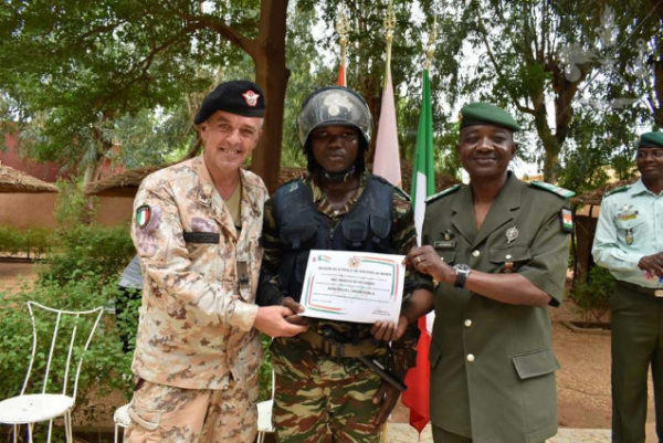 Cooperazione in mimetica: militari italiani in cattedra in Niger insegnano a fare la guerra