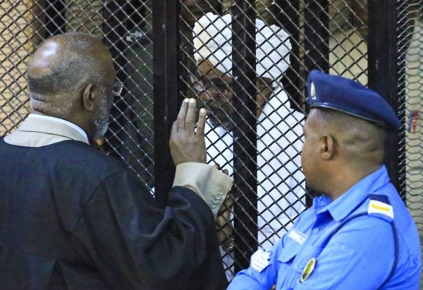 Sudan: condanna mite per corruzione ad Al Bashir, troppo vecchio non va in prigione