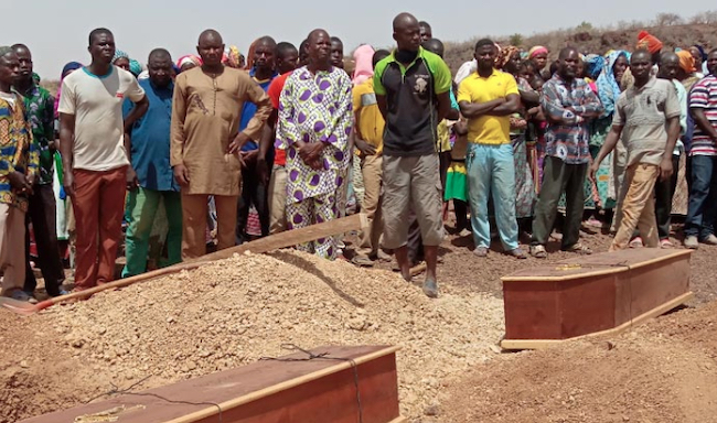 Seppellimento di alcune vittime del terrorismo contro le minoranze cristiane in Burkina Faso