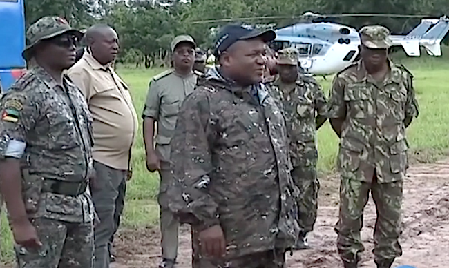 Il presidente Filipe Nyusi con i militari a Cabo Delgado