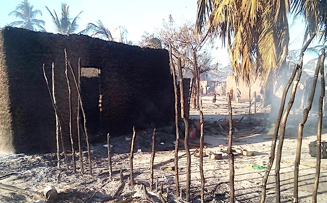 Villaggio bruciato dopo attacco al-Shebab. Gli abitanti sono sfollati