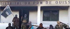 Jihadisti armati con la bandiera dello Stato islamico davanti alla caserma di polizia di Quissanga