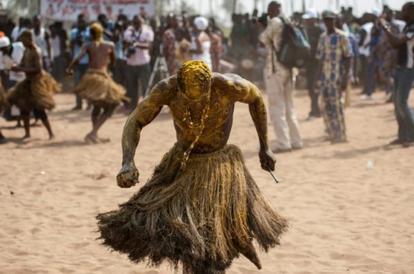 Benin: il coronavirus si scaccia con il vodoo, ogni Paese ha una propria cura