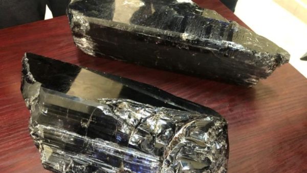 Tanzania: minatore artigianale trova due gemme giganti di tanzanite