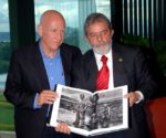 Da sin. Sebastião Salgado e l’ex presidente brasiliano, Lula da Silva, con il libro Kuwait (2006)