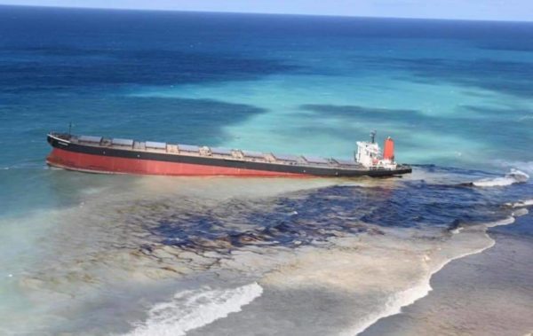 Petroliera si incaglia alle Mauritius: disastro ambientale nel paradiso terrestre