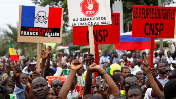Mali: la folla esulta e applaude i militari per aver cacciato il presidente