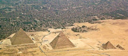 Le piramidi della Piana di Giza in Egitto. Elon Musk ha scritto che sono costruite dagli alieni