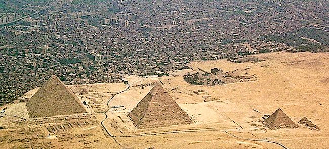 Le piramidi della Piana di Giza in Egitto. Elon Musk ha scritto che sono costruite dagli alieni