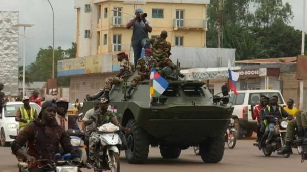 Mosca alla conquista della Repubblica Centrafricana regala armi e blindati