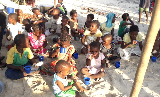 Assistenza a bambini profughi Pemba