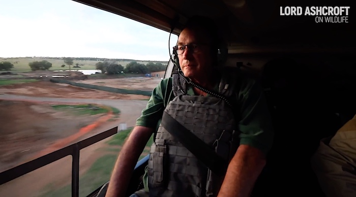 Lord Michael Ashcroft sull'elicottero durante l'indagine sugli allevamenti di leoni in Sudafrica (Courtesy Lord Ashcroft on Wildlife)