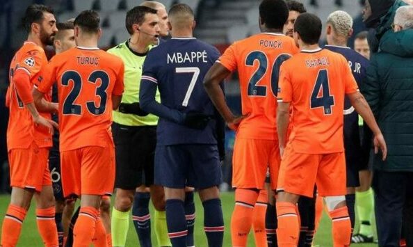 “Cacciate quel negro” e durante Paris Saint Germain-Istanbul i giocatori se ne vanno