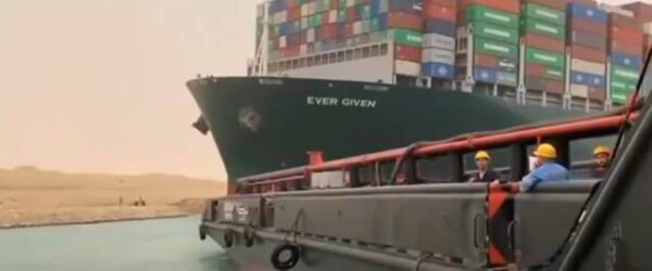 Una manovra sbagliata e forse voluta ha causato il blocco del Canale di Suez